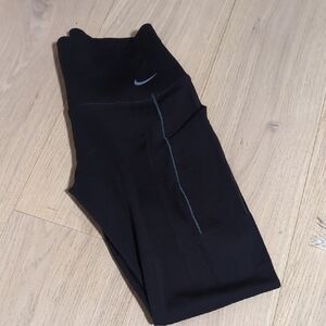 Nike UniversaWomen's High-Waisted 7/8 Leggings with No Front Seam